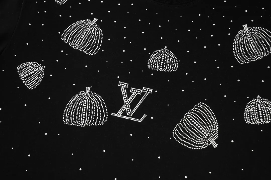 🅿️170 Style: 2026 new LOUIS VUITTON short-sleeved T-shirt Material: hot diamond process, high version 300g double yarn combed cotton Size: S～XL Color: black Style number: F2017